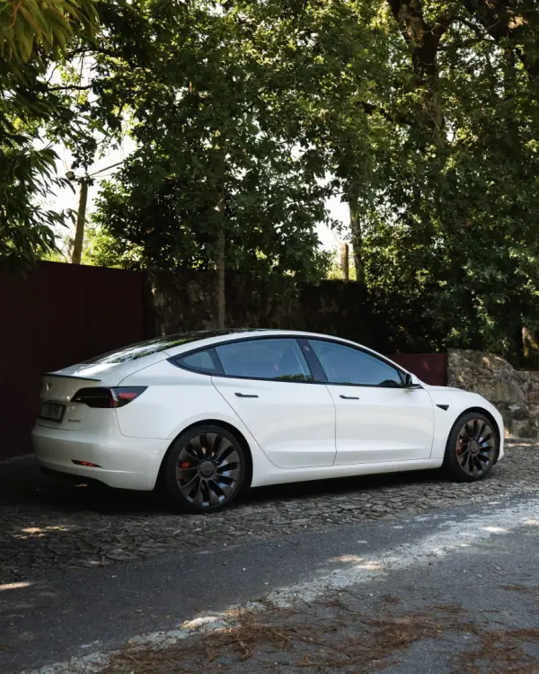 Tesla Model 3 2021 - 31999 EUR, 127000 km - AUTO.MOTO.pt - 127000km - foto 7 de 14