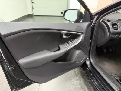 Volvo V40 2015 - 10990 EUR, 187405 km - AUTO.MOTO.pt - 187405km - foto 7 de 18