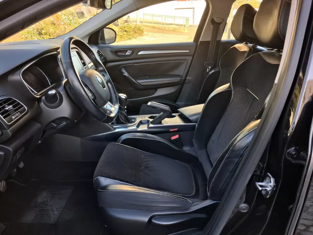 Renault Mégane Sport Tourer 2017 - 11500 EUR, 150000 km - AUTO.MOTO.pt - 150000km - foto 9 de 20