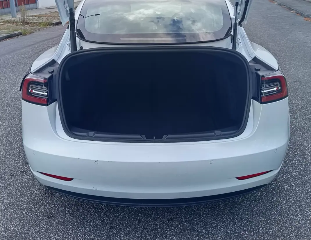 Tesla Model 3 2021 - 28990 EUR, 78600 km - 78600km - foto 9 de 18