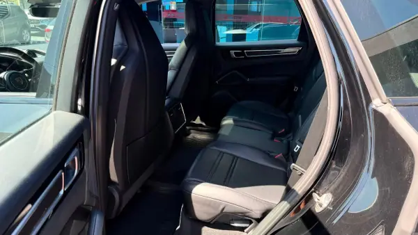 Porsche Cayenne 2020 - 54900 EUR, 160000 km - AUTO.MOTO.pt - 160000km - foto 10 de 14
