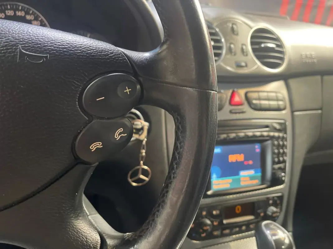 Mercedes-Benz CLK 220 2005 - 10999 EUR, 223000 km - AUTO.MOTO.pt - 223000km - foto 42 de 44