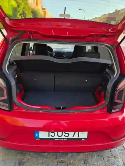 Volkswagen Up! 2018 - 8950 EUR, 81737 km - AUTO.MOTO.pt - 81737km - foto 12 de 15