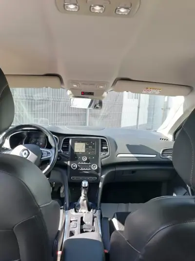 Renault Mégane 2017 - 13000 EUR, 126120 km - AUTO.MOTO.pt - 126120km - foto 12 de 19