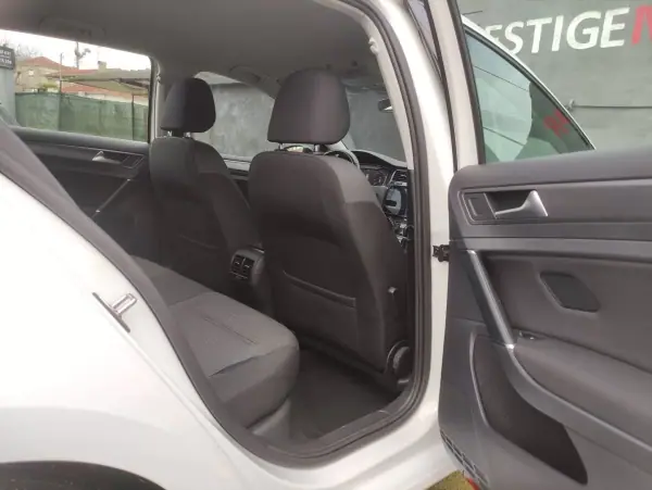Volkswagen e-Golf 2019 - 15900 EUR, 81000 km - AUTO.MOTO.pt - 81000km - foto 21 de 26
