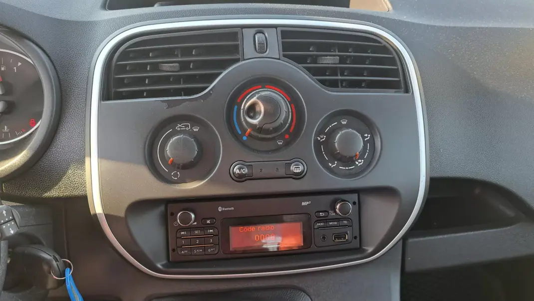 Renault 2019 - 19900 EUR, 100835 km - AUTO.MOTO.pt - 100835km - foto 18 de 28