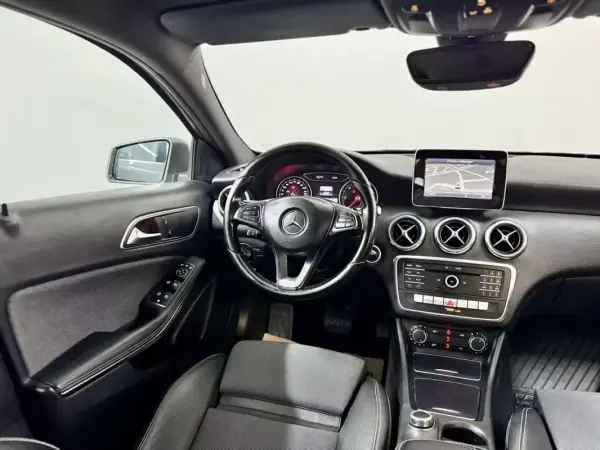 Mercedes-Benz A 180 2016 - 14950 EUR, 142000 km - AUTO.MOTO.pt - 142000km - foto 26 de 54