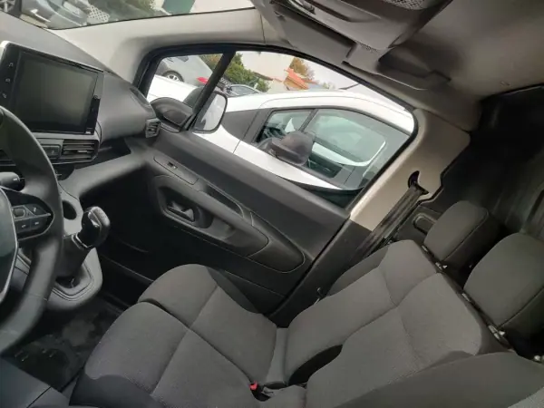 Peugeot Partner 1.5 HDI 3L 2020 - 10999 EUR, 100000 km - AUTO.MOTO.pt - 100000km - foto 5 de 6