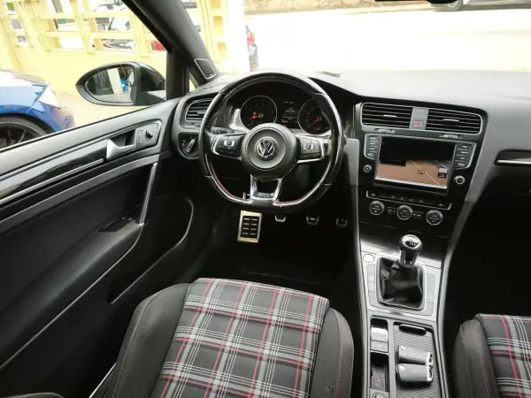 Volkswagen Golf 2014 - 19900 EUR, 160000 km - AUTO.MOTO.pt - 160000km - foto 27 de 34