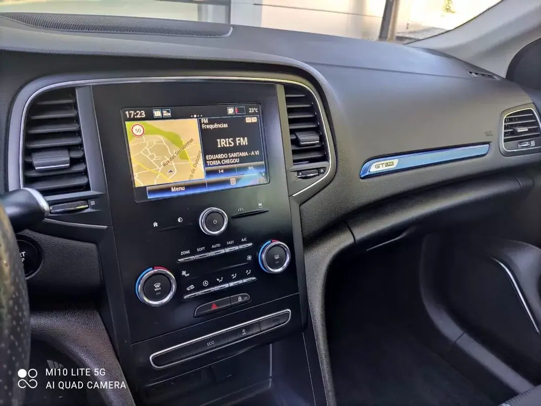 Renault Mégane Sport Tourer 2018 - 14900 EUR, 112000 km - AUTO.MOTO.pt - 112000km - foto 19 de 28
