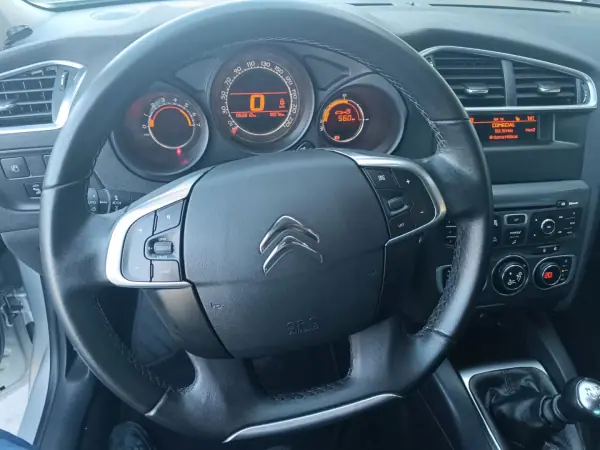 Citroën C4 2015 - 10500 EUR, 53000 km - AUTO.MOTO.pt - 53000km - foto 31 de 37