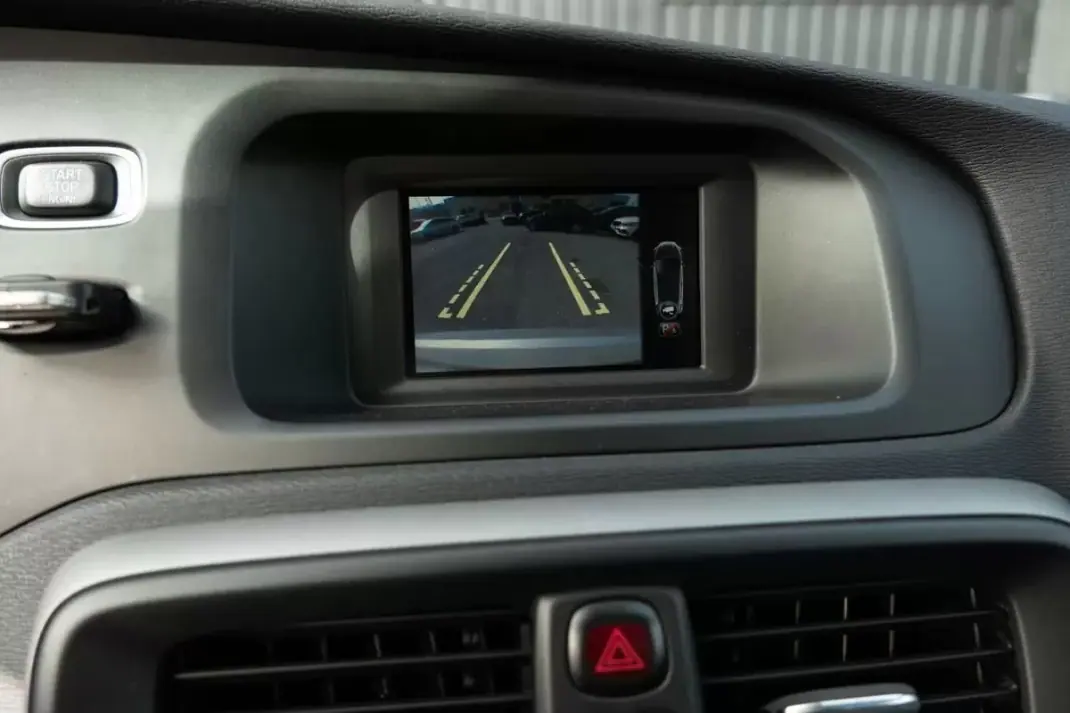 Volvo V40 2013 - 10999 EUR, 275270 km - AUTO.MOTO.pt - 275270km - foto 22 de 24