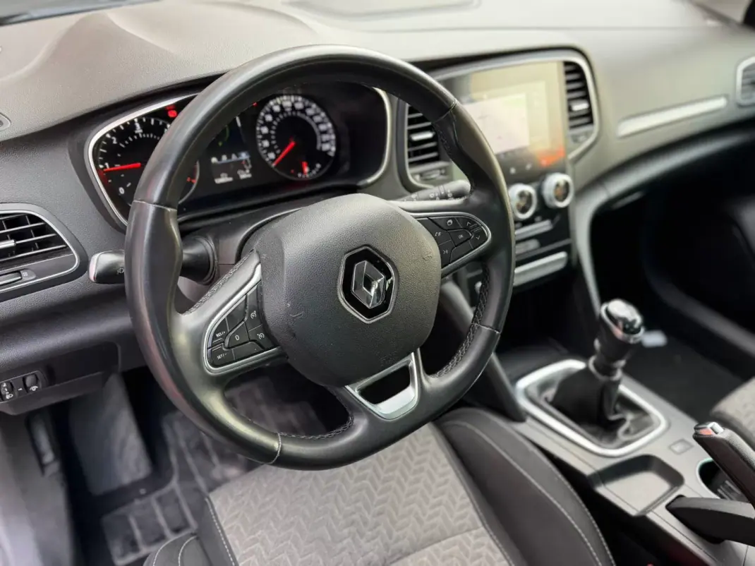 Renault Mégane Sport Tourer 2021 - 17900 EUR, 124269 km - AUTO.MOTO.pt - 124269km - foto 5 de 16