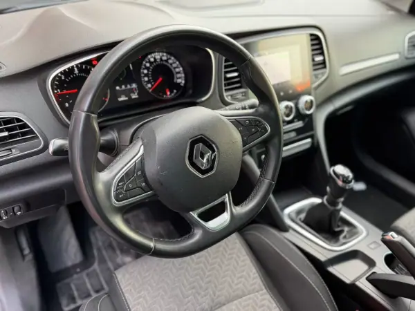 Renault Mégane Sport Tourer 2021 - 16900 EUR, 124269 km - AUTO.MOTO.pt - 124269km - foto 5 de 16