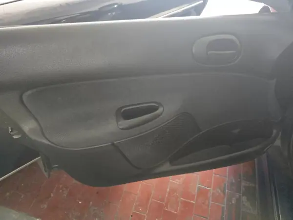 Peugeot 206 2004 - 1800 EUR, 276500 km - AUTO.MOTO.pt - 276500km - foto 9 de 18