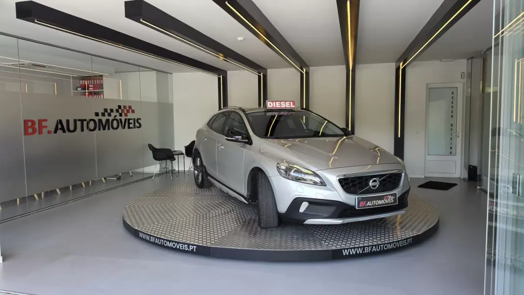Volvo V40 Cross Country 2013 - 9900 EUR, 239930 km - AUTO.MOTO.pt - 239930km - foto 10 de 55