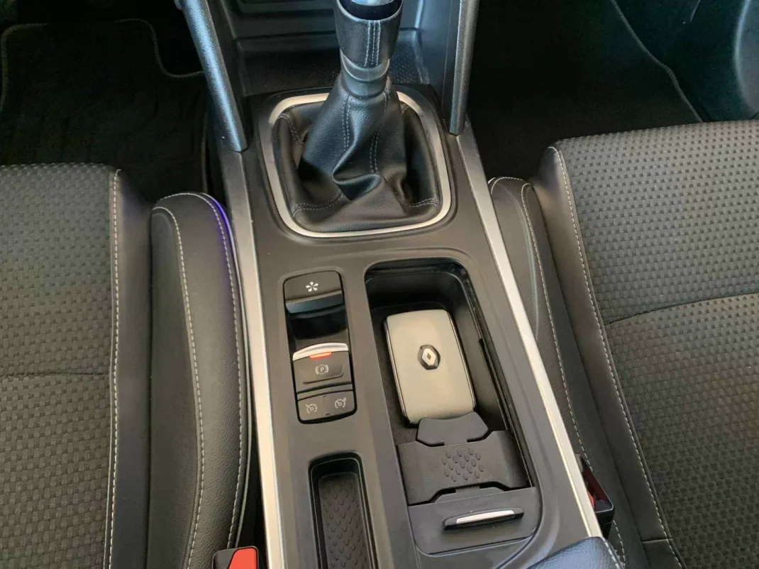 Renault Mégane 2017 - 16750 EUR, 88269 km - AUTO.MOTO.pt - 88269km - foto 23 de 35