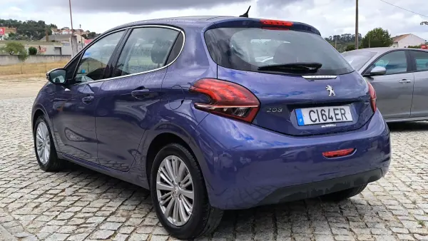 Peugeot 208 2016 - 9450 EUR, 107121 km - AUTO.MOTO.pt - 107121km - foto 7 de 11