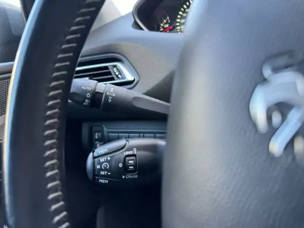 Peugeot 308 SW 2019 - 13000 EUR, 76390 km - AUTO.MOTO.pt - 76390km - foto 11 de 22