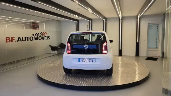 Volkswagen Cross Up! 2013 - 7750 EUR, 154338 km - AUTO.MOTO.pt - 154338km - foto 16 de 47