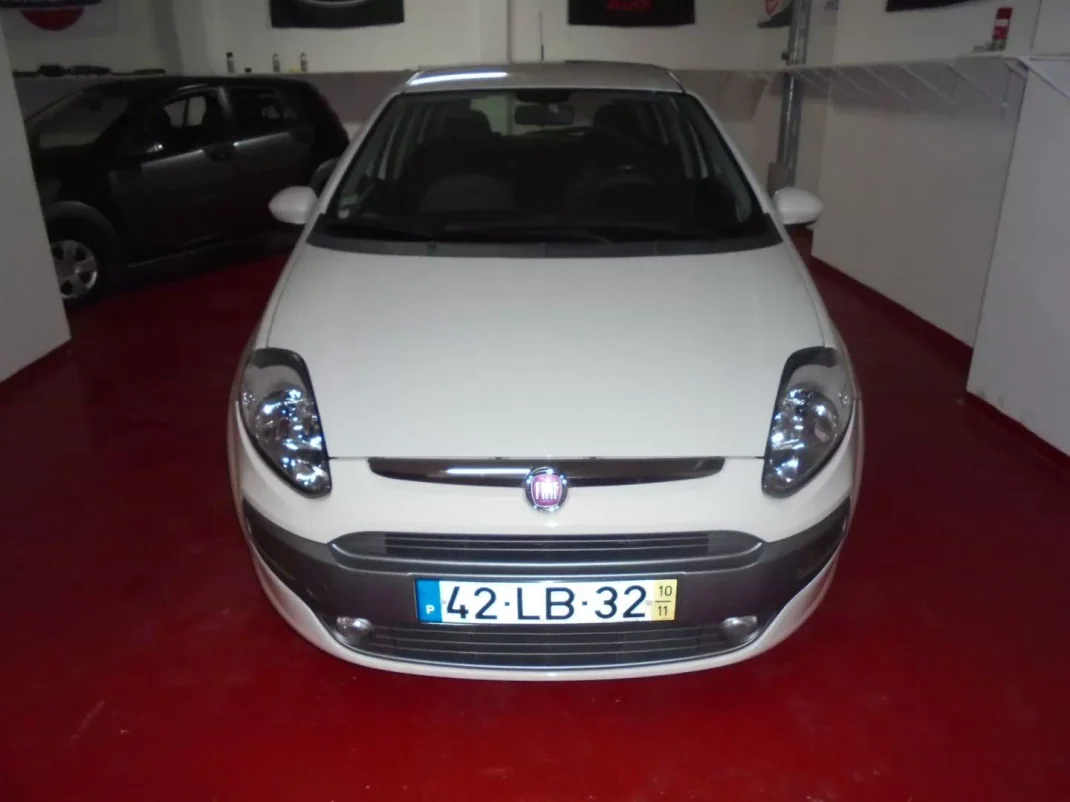 Fiat Punto 2010 - 5900 EUR, 147000 km - AUTO.MOTO.pt - 147000km - foto 1 de 28