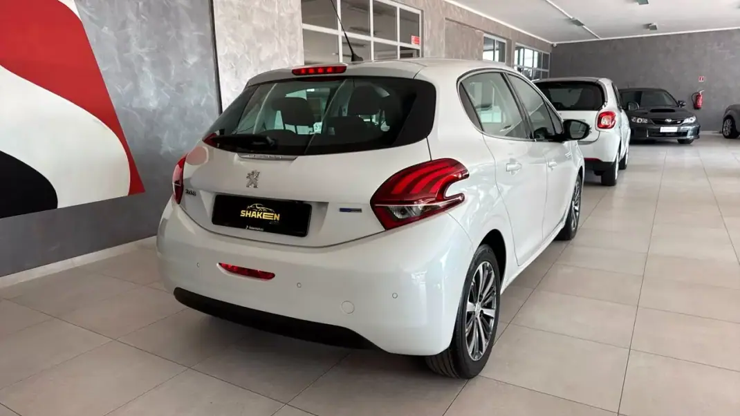 Peugeot 208 2017 - 8450 EUR, 112900 km - 112900km - foto 3 de 13