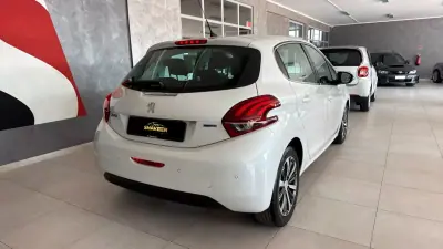Peugeot 208 2017 - 8450 EUR, 112900 km - AUTO.MOTO.pt - 112900km - foto 3 de 13