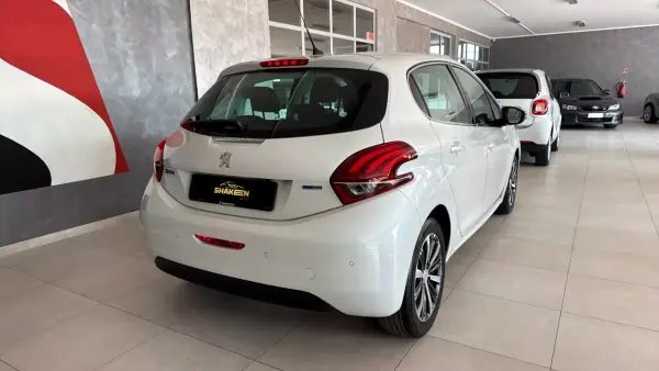 Peugeot 208 2017 - 8450 EUR, 112900 km - AUTO.MOTO.pt - 112900km - foto 3 de 13