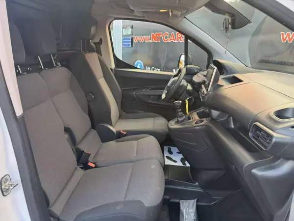 Peugeot Partner 2021 - 12900 EUR, 116841 km - AUTO.MOTO.pt - 116841km - foto 14 de 16