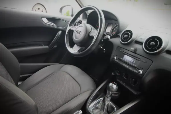 Audi A1 2011 - 11450 EUR, 136350 km - AUTO.MOTO.pt - 136350km - foto 16 de 26