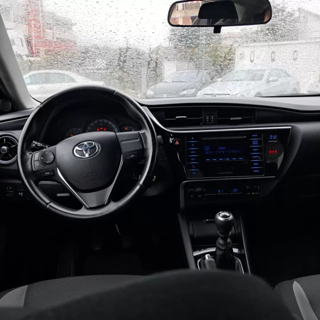 Toyota Auris 2015 - 7450 EUR, 338000 km - AUTO.MOTO.pt - 338000km - foto 6 de 12