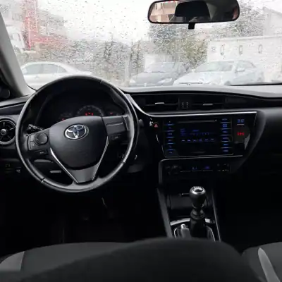 Toyota Auris 2015 - 7450 EUR, 338000 km - AUTO.MOTO.pt - 338000km - foto 6 de 12
