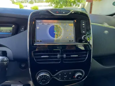 Renault Zoe 2019 - 12490 EUR, 52400 km - AUTO.MOTO.pt - 52400km - foto 16 de 17