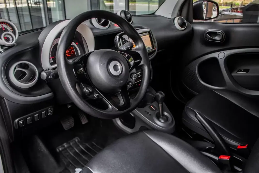 Smart ForTwo Coupé 2019 - 10900 EUR, 68296 km - AUTO.MOTO.pt - 68296km - foto 23 de 37