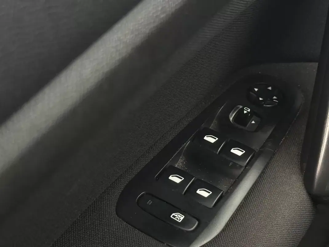 Peugeot 308 SW 2014 - 8950 EUR, 160000 km - AUTO.MOTO.pt - 160000km - foto 15 de 25