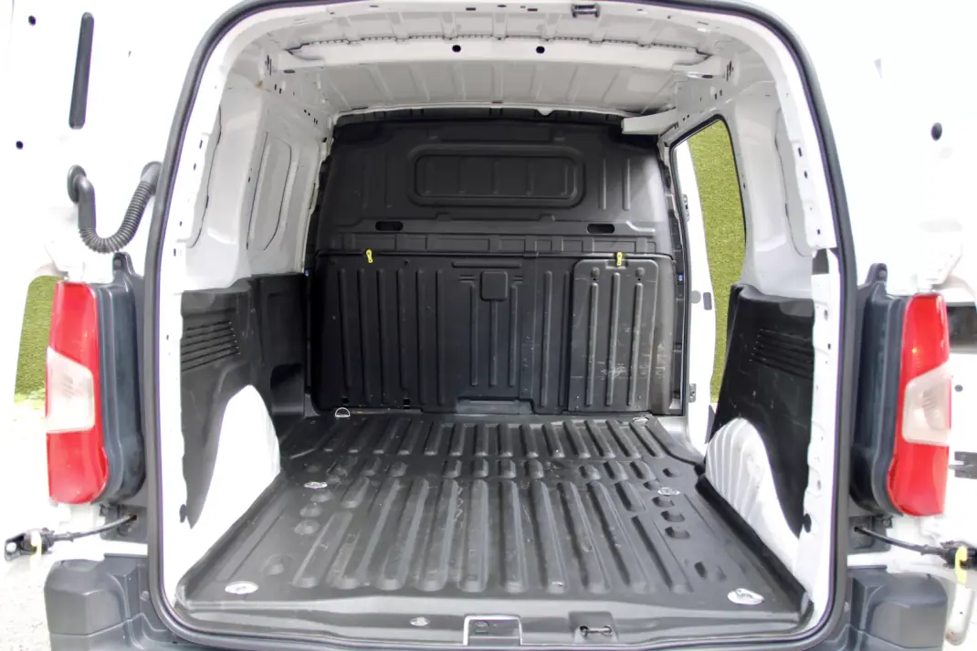 Toyota Proace City 1.5D L1 Comfort IVA DEDUTÍVEL 2022 - 14400 EUR, 159000 km - AUTO.MOTO.pt - 159000km - foto 11 de 26