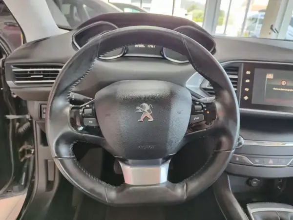 Peugeot 308 2014 - 9450 EUR, 199000 km - AUTO.MOTO.pt - 199000km - foto 25 de 32