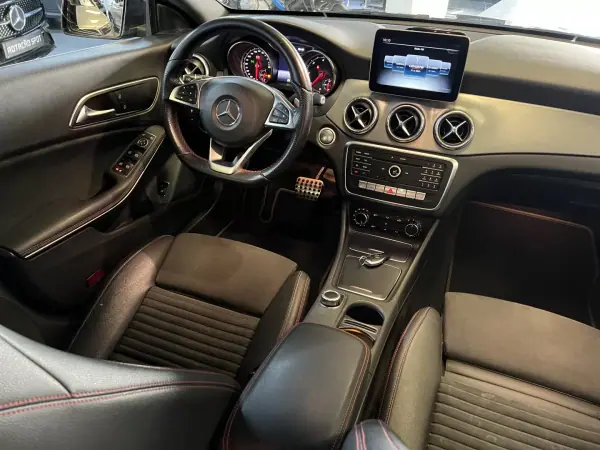 Mercedes-Benz CLA 180 2018 - 19990 EUR, 135000 km - AUTO.MOTO.pt - 135000km - foto 13 de 39