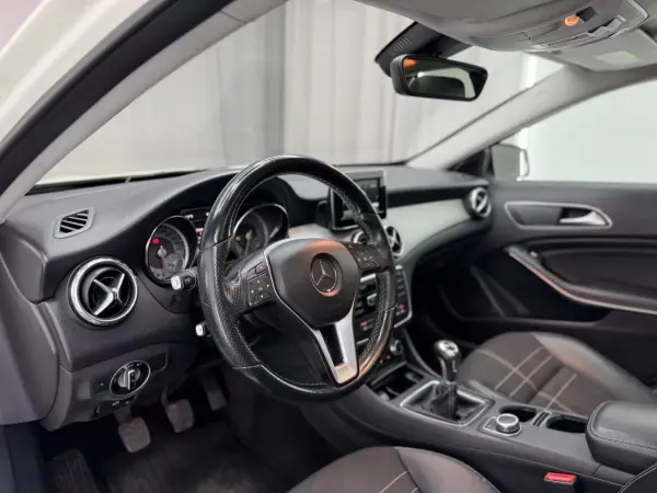 Mercedes-Benz GLA 200 2014 - 14000 EUR, 265000 km - AUTO.MOTO.pt - 265000km - foto 17 de 20