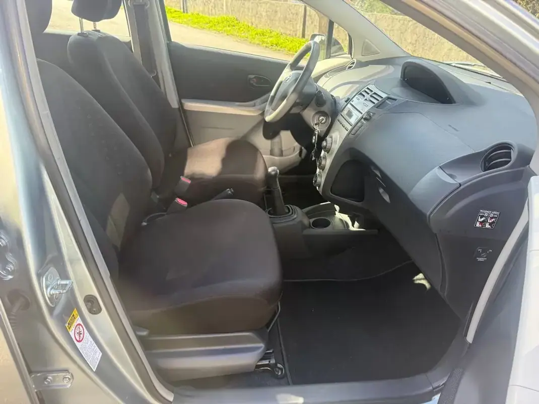 Toyota Yaris 2006 - 5650 EUR, 162000 km - AUTO.MOTO.pt - 162000km - foto 13 de 23