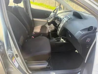 Toyota Yaris 2006 - 5650 EUR, 162000 km - AUTO.MOTO.pt - 162000km - foto 13 de 23