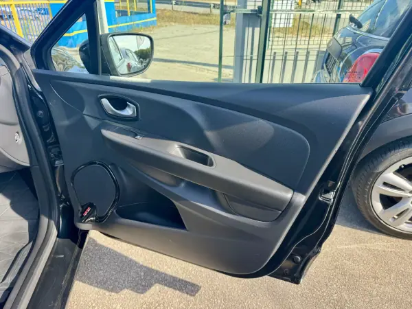 Renault Clio 2019 - 11750 EUR, 89908 km - AUTO.MOTO.pt - 89908km - foto 23 de 24