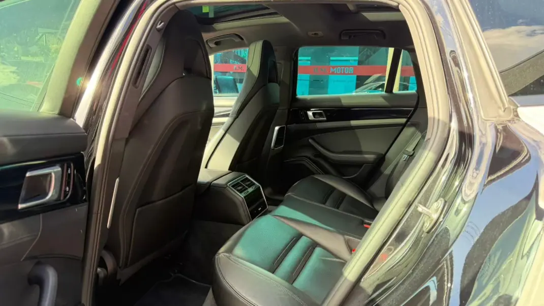 Porsche Panamera Sport Turismo 2018 - 72900 EUR, 99200 km - AUTO.MOTO.pt - 99200km - foto 14 de 16