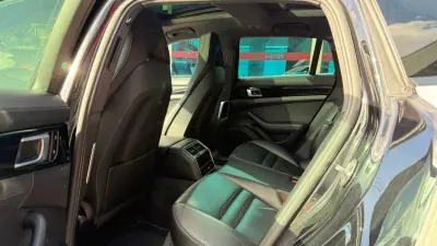 Porsche Panamera Sport Turismo 2018 - 72900 EUR, 99200 km - AUTO.MOTO.pt - 99200km - foto 14 de 16