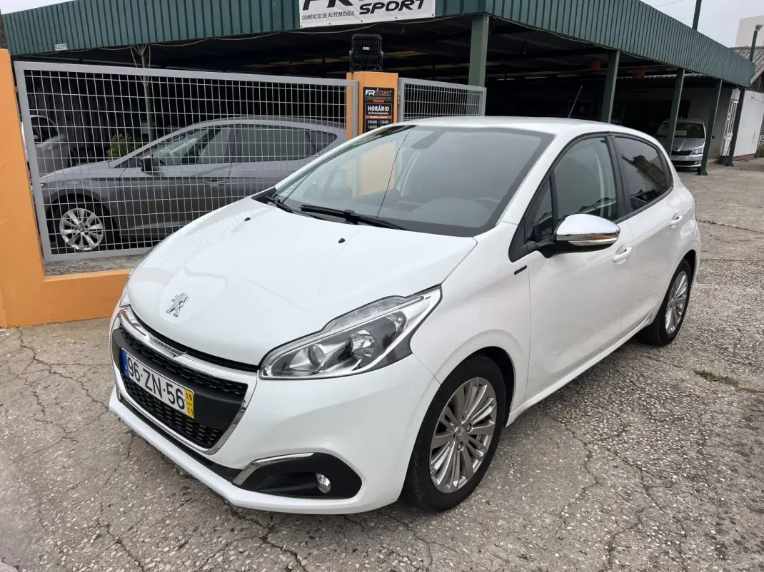 Peugeot 208 2019 - 10450 EUR, 92371 km - 92371km - foto 2 de 12