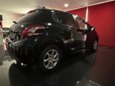 Peugeot 208 2014 - 8500 EUR, 125429 km - AUTO.MOTO.pt - 125429km - foto 5 de 17