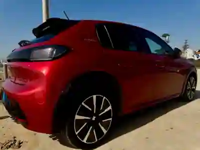 Peugeot 208 2019 - 13900 EUR, 75000 km - AUTO.MOTO.pt - 75000km - foto 4 de 19