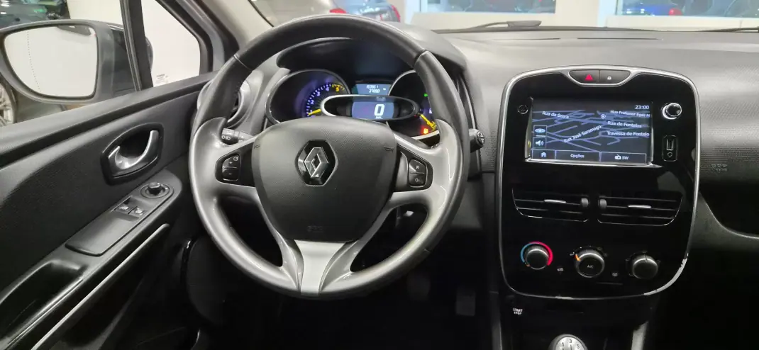 Renault Clio Sport Tourer 2015 - 7990 EUR, 193961 km - AUTO.MOTO.pt - 193961km - foto 10 de 20