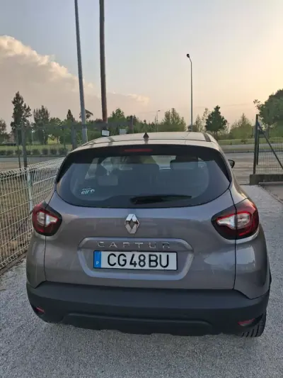 Renault Captur 2018 - 13500 EUR, 95123 km - AUTO.MOTO.pt - 95123km - foto 7 de 12