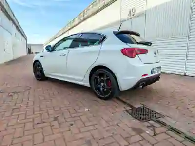 Alfa Romeo Giulietta 2011 - 8990 EUR, 212567 km - AUTO.MOTO.pt - 212567km - foto 3 de 13